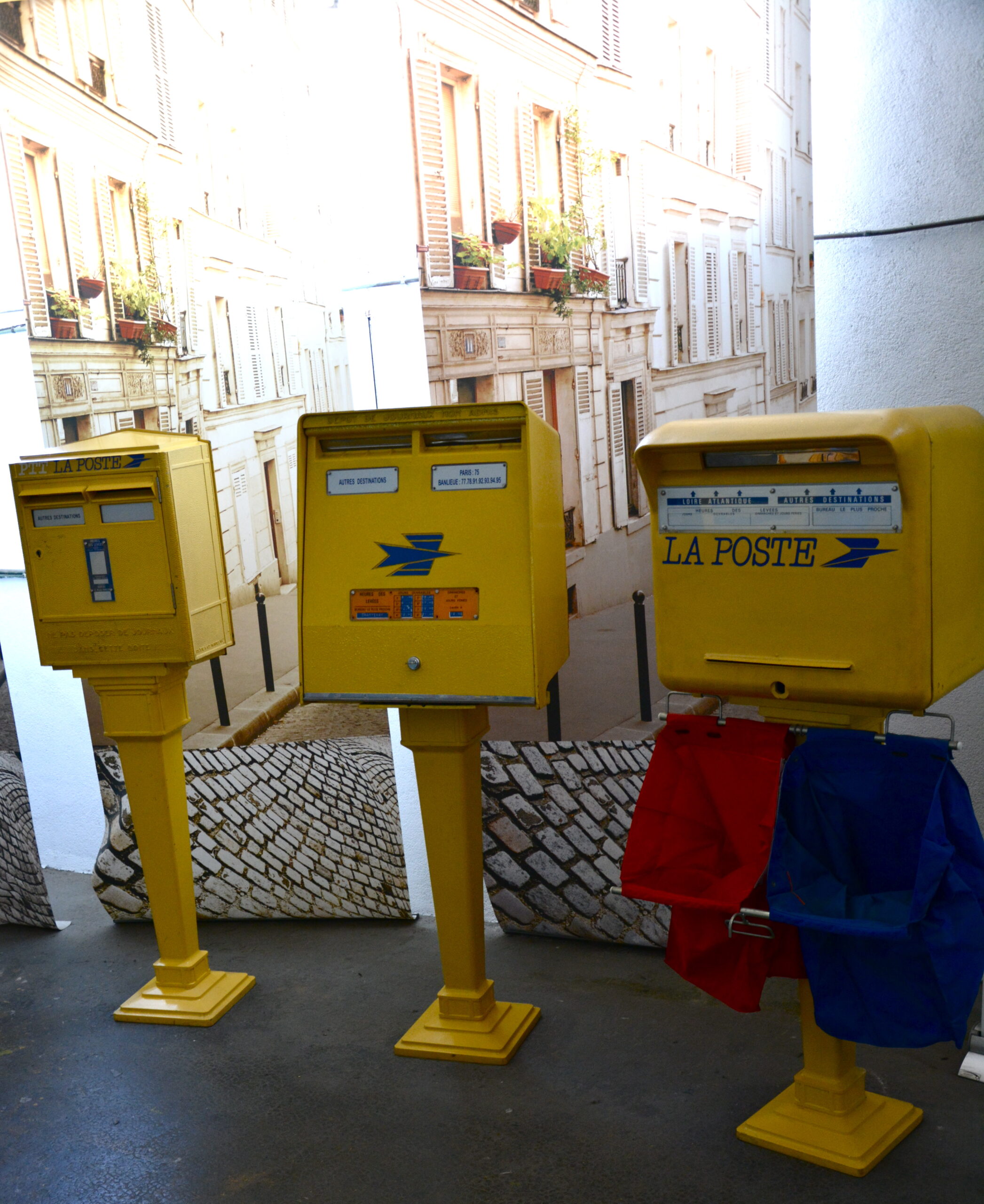 Découvrez l'histoire postale française à travers ces anciennes boîtes aux lettres de La Poste. Leur design classique et leur charme rétro captivent l'essence du courrier d'autrefois, rappelant une époque où le papier et l'encre étaient les messagers privilégiés. Une réminiscence charmante du passé postal français.