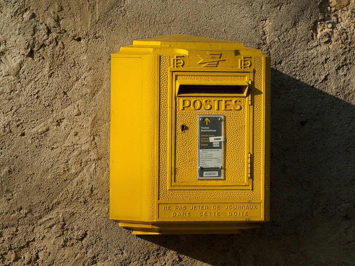 La boîte aux lettres jaune : un emblème qui disparaît peu à peu… et que nous voulons faire durer