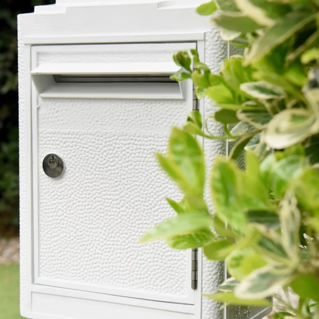 🌿 Le printemps revient, et notre boîte aux lettres sort enfin de son hibernation.
Elle a vu passer l’hiver, les giboulées, le facteur en doudoune…
Mais là, attention : ça bourgeonne, ça pousse, et elle se retrouve presque camouflée dans la végétation
Discrète, mais toujours prête à réceptionner vos mots doux, vos colis, ou votre 4e relance EDF 😬📬

#BoiteAuxLettresIncognito #PrintempsOnTheWay #CacheCacheAvecLeFacteur #LaBoiteJaune #VerdureEtFactures #OnEstBienLà #boiteauxlettres #boiteauxlettresdéco #laboiteauxlettres