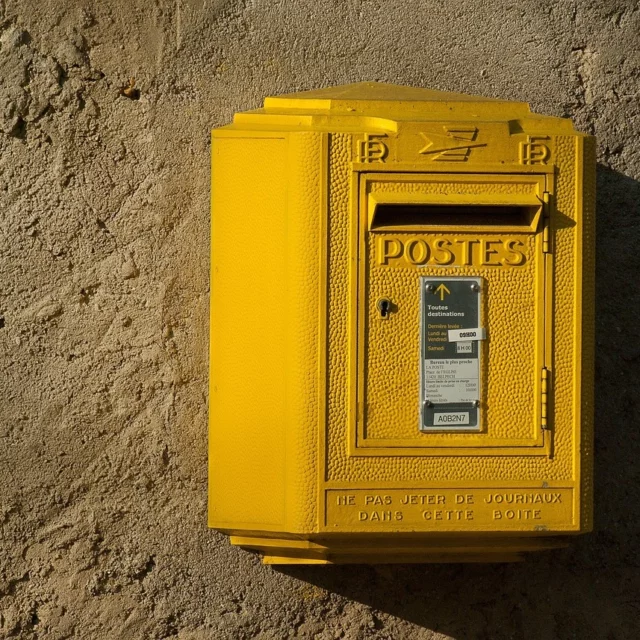 📮 Où sont passées nos boîtes aux lettres ?

Elles s’effacent discrètement de nos villes, au rythme de la baisse du courrier et des nouvelles habitudes. Et avec elles, un petit morceau de notre patrimoine disparaît.

Chez La Boîte Jaune, on ne peut s’empêcher de se poser la question : et si certaines de ces boîtes avaient encore une histoire à raconter ?

Mais pour l’instant, on vous en dit plus dans notre dernier article de blog (lien en bio).
https://www.laboitejaune.fr/la-boite-aux-lettres-jaune-un-embleme-qui-disparait-peu-a-peu-et-que-nous-voulons-faire-durer/

#boiteauxlettres #patrimoinefrancais #laboitejaune #designretro #laposte #histoirevivante #boîteauxlettres1950 #madeinfrance