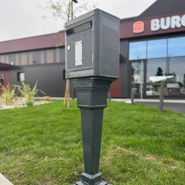 📮🍔 Un roi vient d’arriver à La Baule… et notre boîte n’a pas manqué le rendez-vous.
À l’entrée du tout nouveau Burger King ouvert par l’infatigable @antoinevidalenc , trône désormais une boîte aux lettres grise anthracite signée La Boîte Jaune, posée fièrement sur sa colonne.
Parce que même les rois du burger ont besoin d’un peu de courrier — ou au moins d’un peu de style.

🙏 Merci Antoine, une fois de plus, pour ta confiance et pour ta fidélité à nos créations. Tu penses à nous à chaque nouveau projet, et ça, c’est royal.

📍Une adresse stratégique pour une boîte qui ne manque pas de caractère.

 #laboitejaune #madeinfrance #boiteauxlettres #PratiqueEtStylé #boiteauxlettresdecorative #décorationexterieur #designfrancais #fonderiedejoie #burgerking